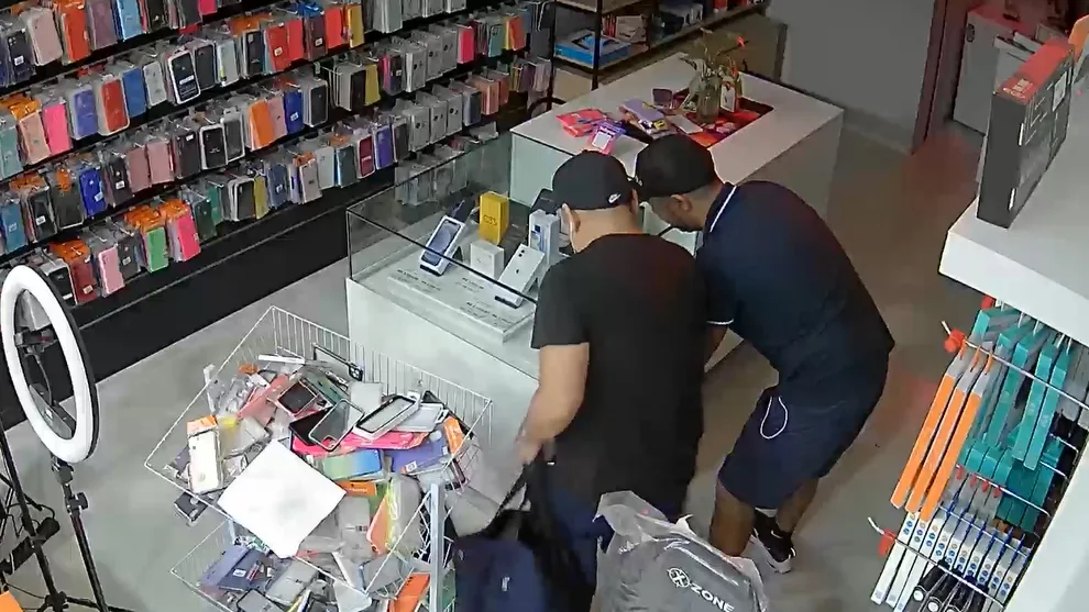 VÍDEO | Trio arromba loja de eletrônicos em shopping da Serra