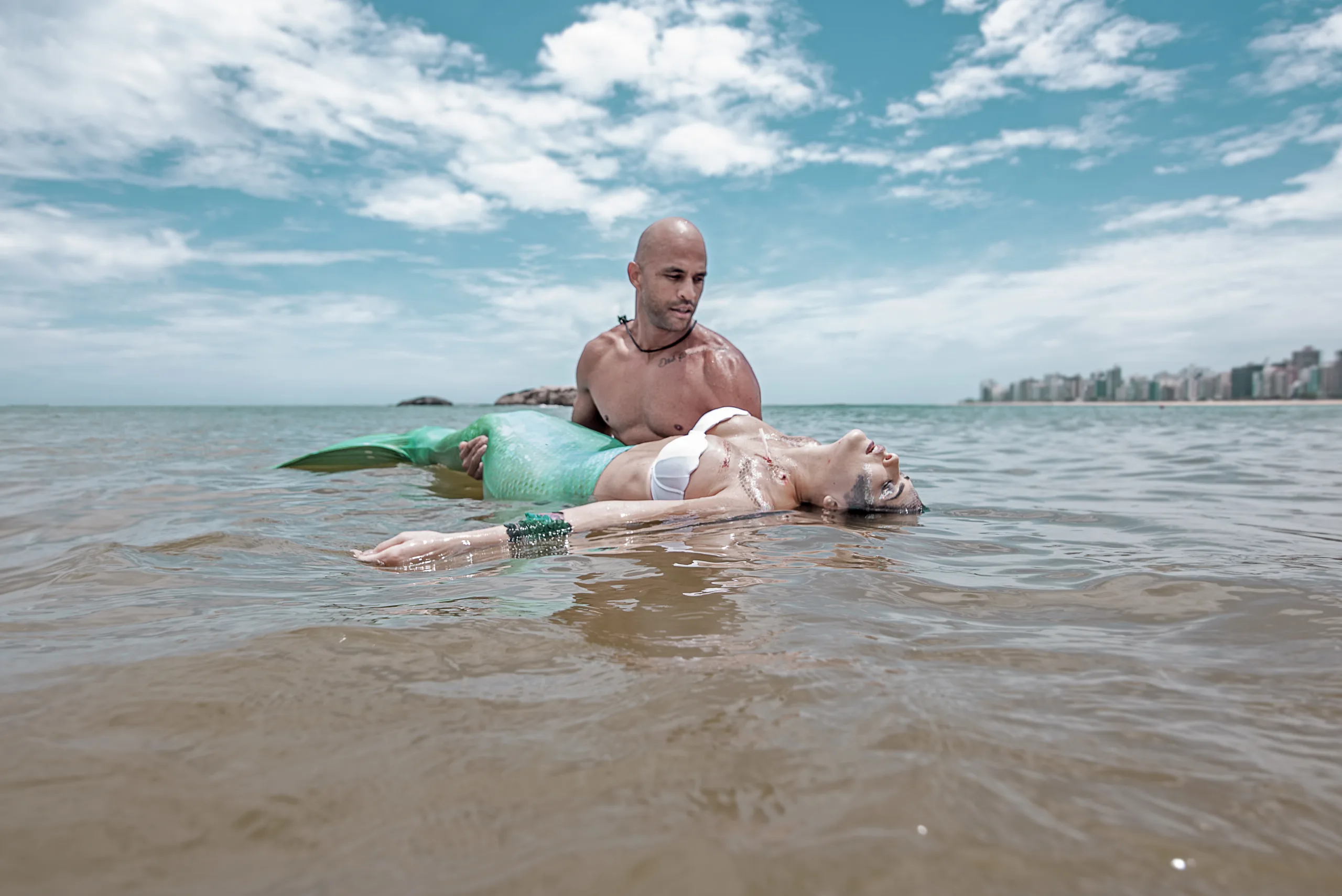 Sereias Capixabas: ensaio fotográfico retrata o impacto da ação do homem nos oceanos