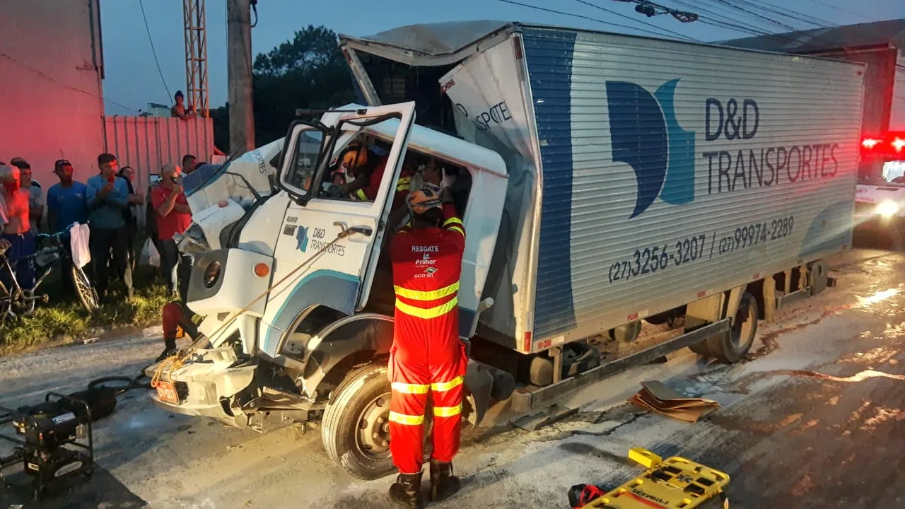 Batida entre caminhão e ônibus deixa feridos e interdita Rodovia do Contorno em Cariacica