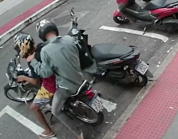 VÍDEO | Câmera registra momento que dupla furta moto no Centro de Vitória