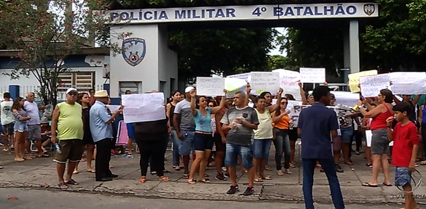 Mulheres de PMs mantêm protesto e apresentam nova proposta ao governo