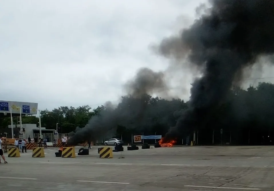 VÍDEO | Portuários fazem protesto e fecham entrada do Porto de Vitória