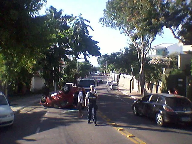 Motorista capota carro e óleo vaza na pista em bairro nobre de Vitória