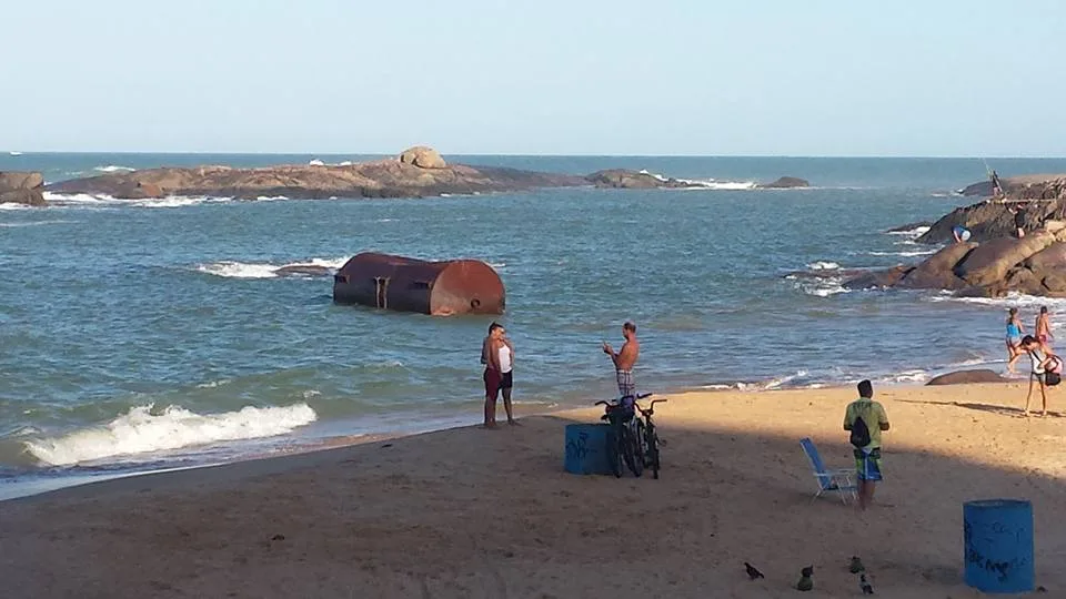 Objeto estranho assusta banhistas na Praia da Costa em Vila Velha