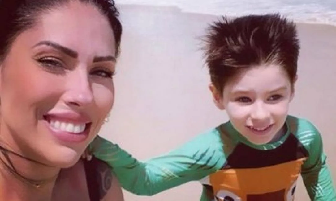 Morte de Henry não tirou a mãe, Monique Medeiros, da 'vida normal'