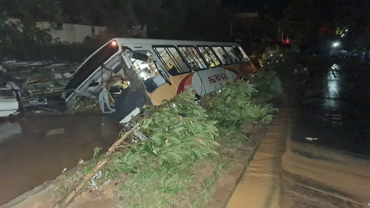 Petrópolis: sobrevivente do temporal de 2011 morre em ônibus arrastado pela água