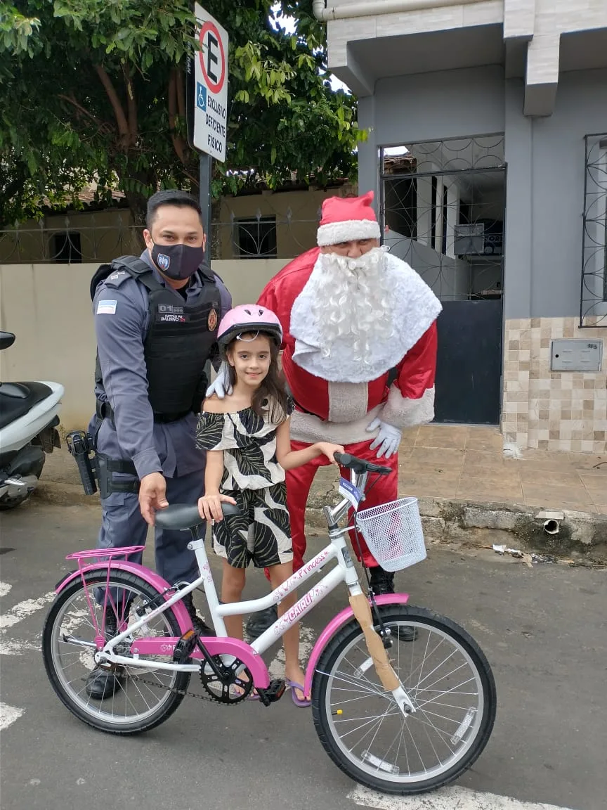 PMs de Colatina presenteiam menina que teve bicicleta furtada no Natal; veja vídeo