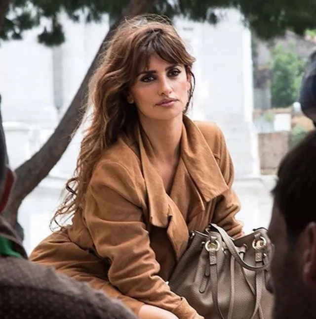 Penélope Cruz mostra todo o seu charme em nova campanha de bolsas