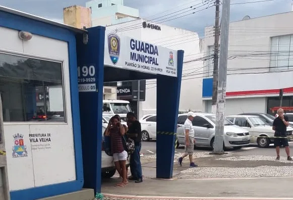 Homem é morto com golpes de faca no meio de praça em Vila Velha