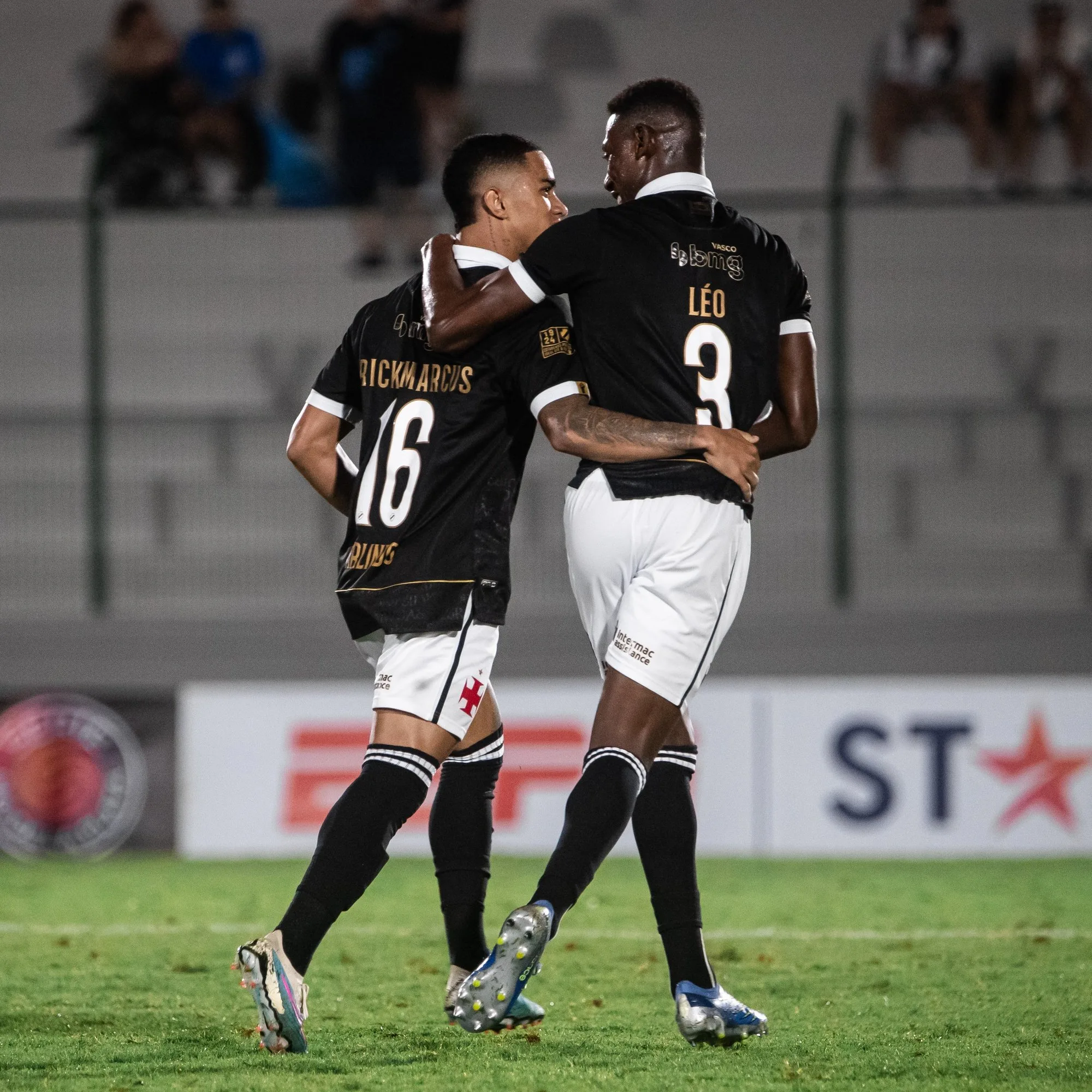 Vasco levanta troféu simbólico e vence duas vezes no mesmo dia