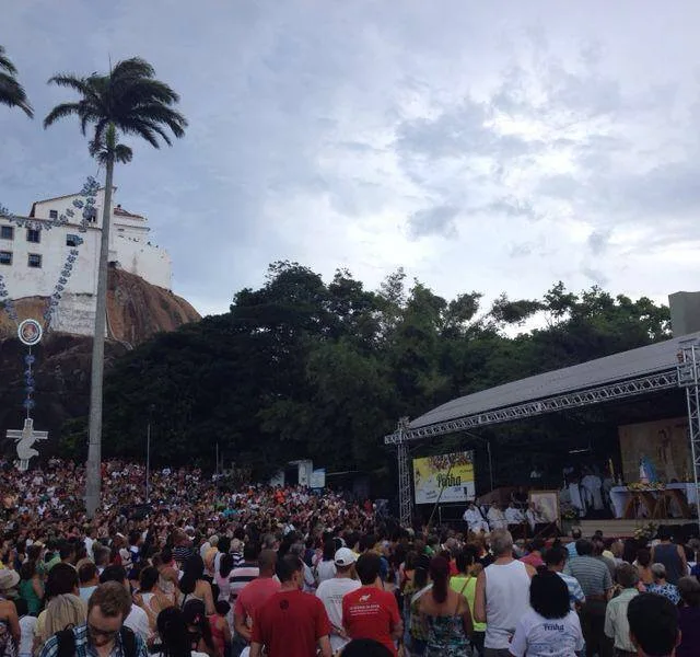 Milhares de fiéis participam da primeira missa da Festa da Penha