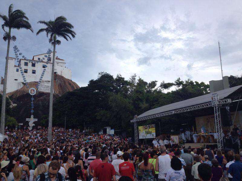 Milhares de fiéis participam da primeira missa da Festa da Penha