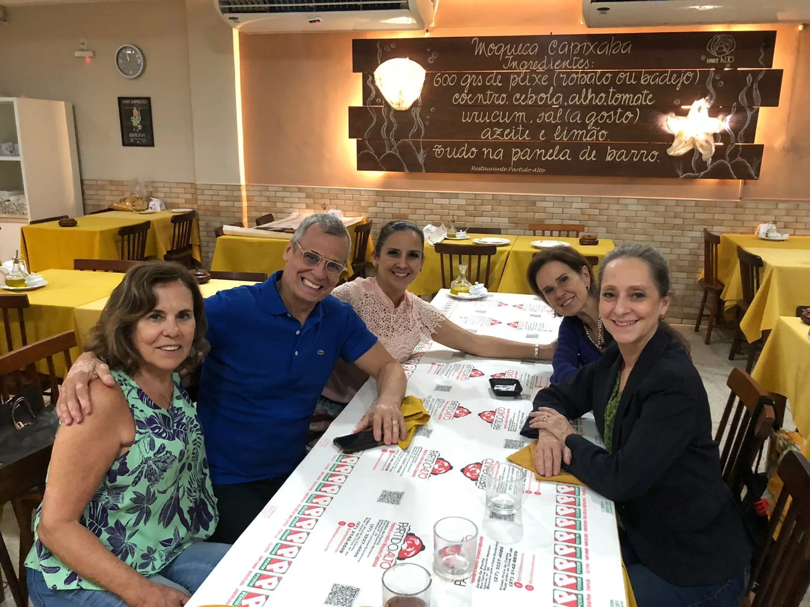 Carlinhos de Jesus e Ana Botafogo posam em jantar, em Vitória