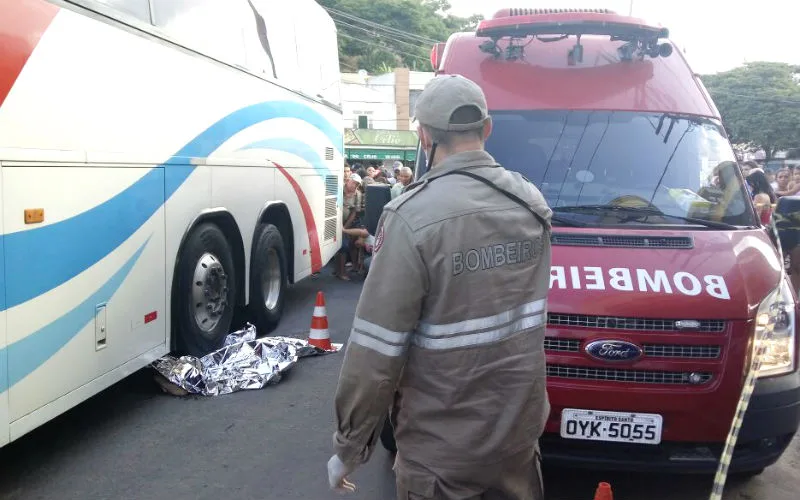 Mulher morre atropelada por ônibus que transportava estudantes em Guaçuí