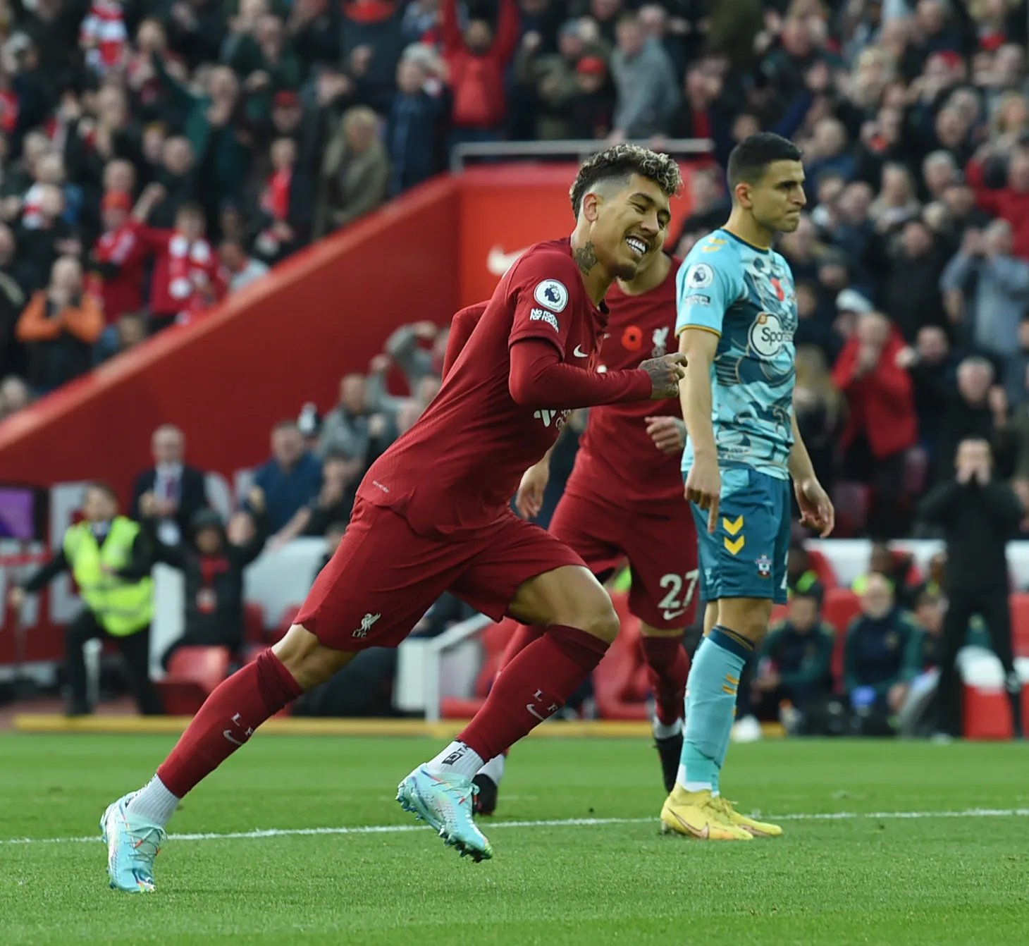 Alisson e Firmino brilham e Liverpool respira aliviado no Campeonato Inglês