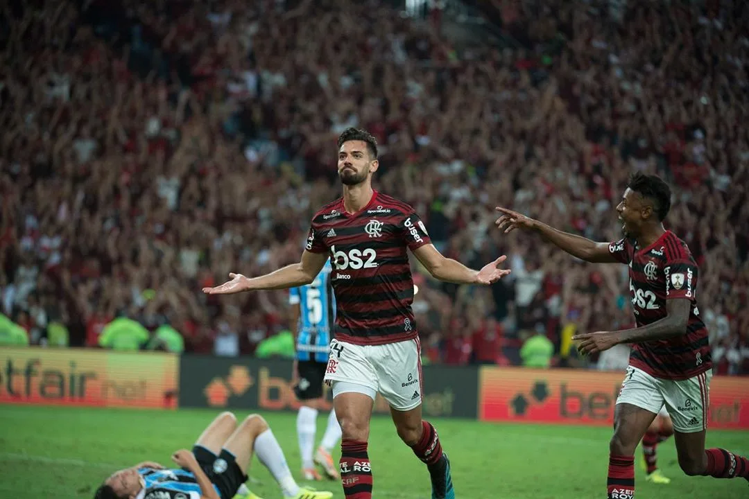 TV oficial do Flamengo dá bobeira e mostra jogador nu em vestiário após jogo contra o Corinthians