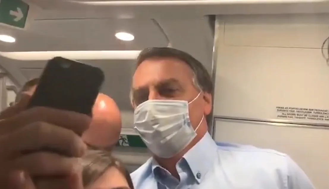 Bolsonaro ficou 7 segundos sem máscara em avião no ES, diz Azul