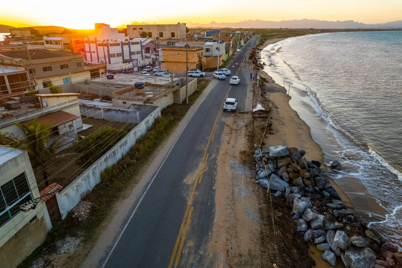 Erosão avança e Rodovia do Sol é interditada em Marataízes