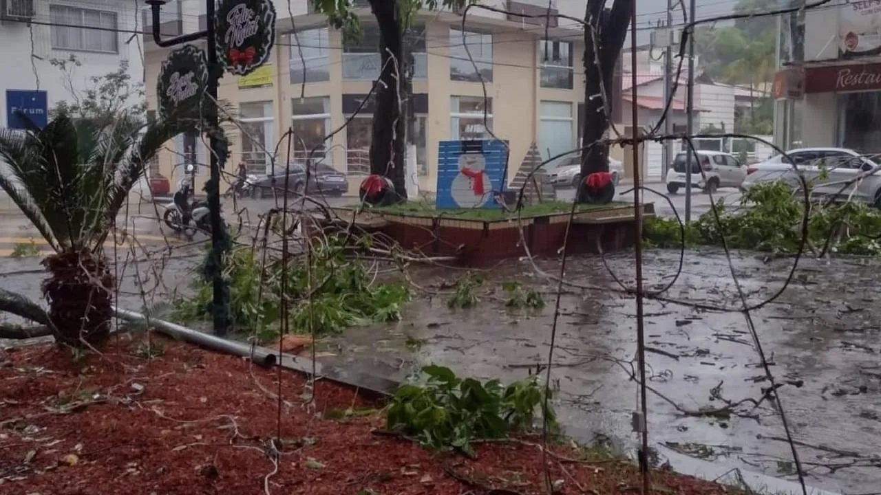 Temporal destelha casas e causa alagamentos no Sul do ES