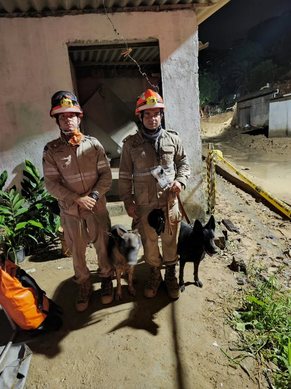 VÍDEO | Corpo de Bombeiros do ES encontra dois corpos de vítimas das chuvas em Pernambuco