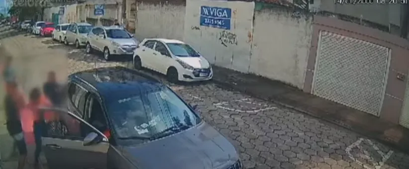 VÍDEO | Ladrão dá "mata-leão" em mulher para roubar celular em Jardim Camburi