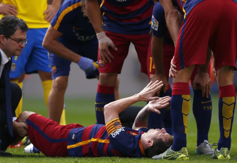 ESP – LIGA ESPANHOLA/BARCELONA X LAS PALMAS – ESPORTES – O argentino Lionel Messi, do Barcelona, se machuca durante partida contra o Las Palmas, válida pela Liga Espanhola, no estádio Camp Nou, em Barcelona, neste sábado. 26/09/2015 – Foto: MANU FERNANDEZ/ASSOCIATED PRESS/ESTADÃO CONTEÚDO