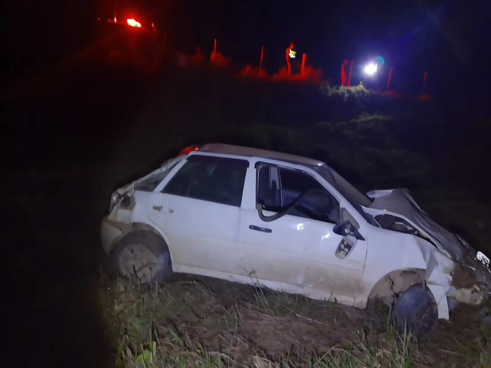 Motorista fica ferido após capotar com veículo em rodovia de Guaçuí