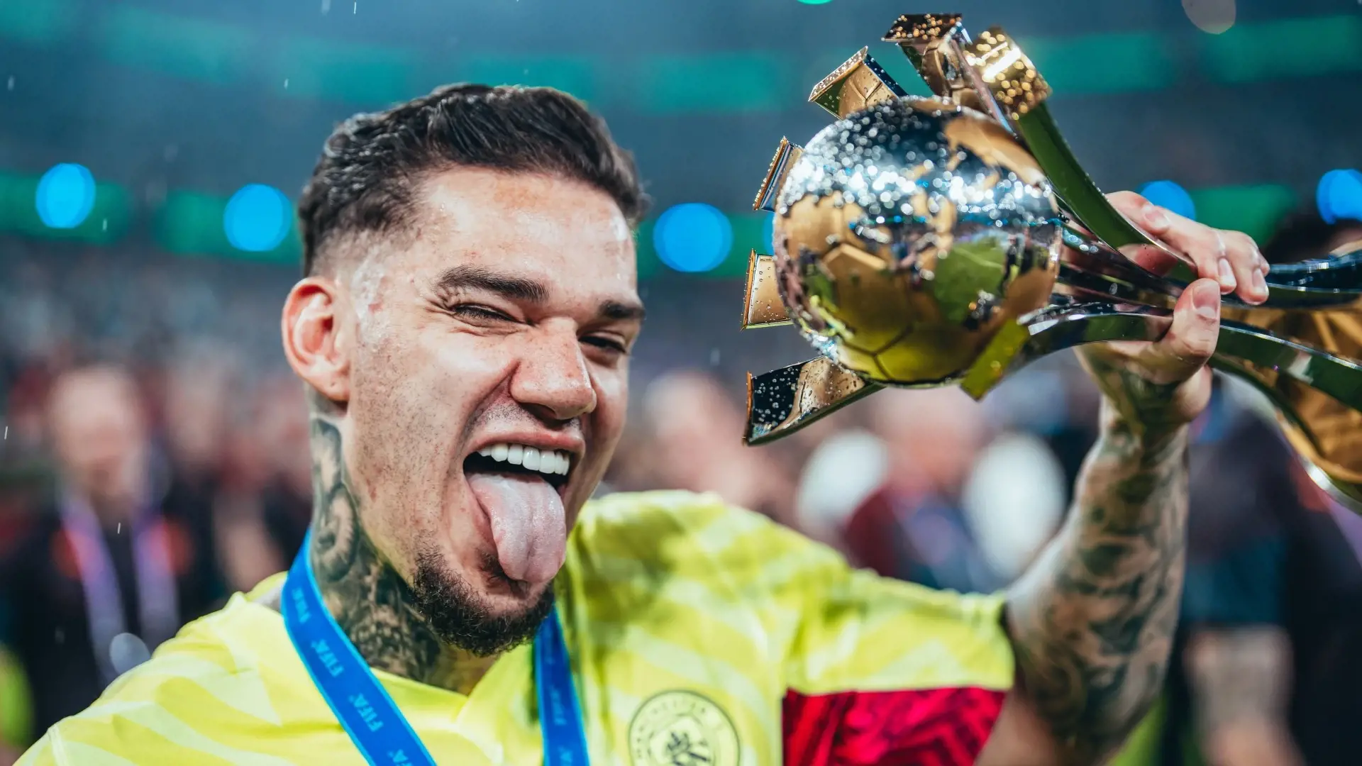 Ederson conquista prêmio de melhor goleiro do mundo em 2023