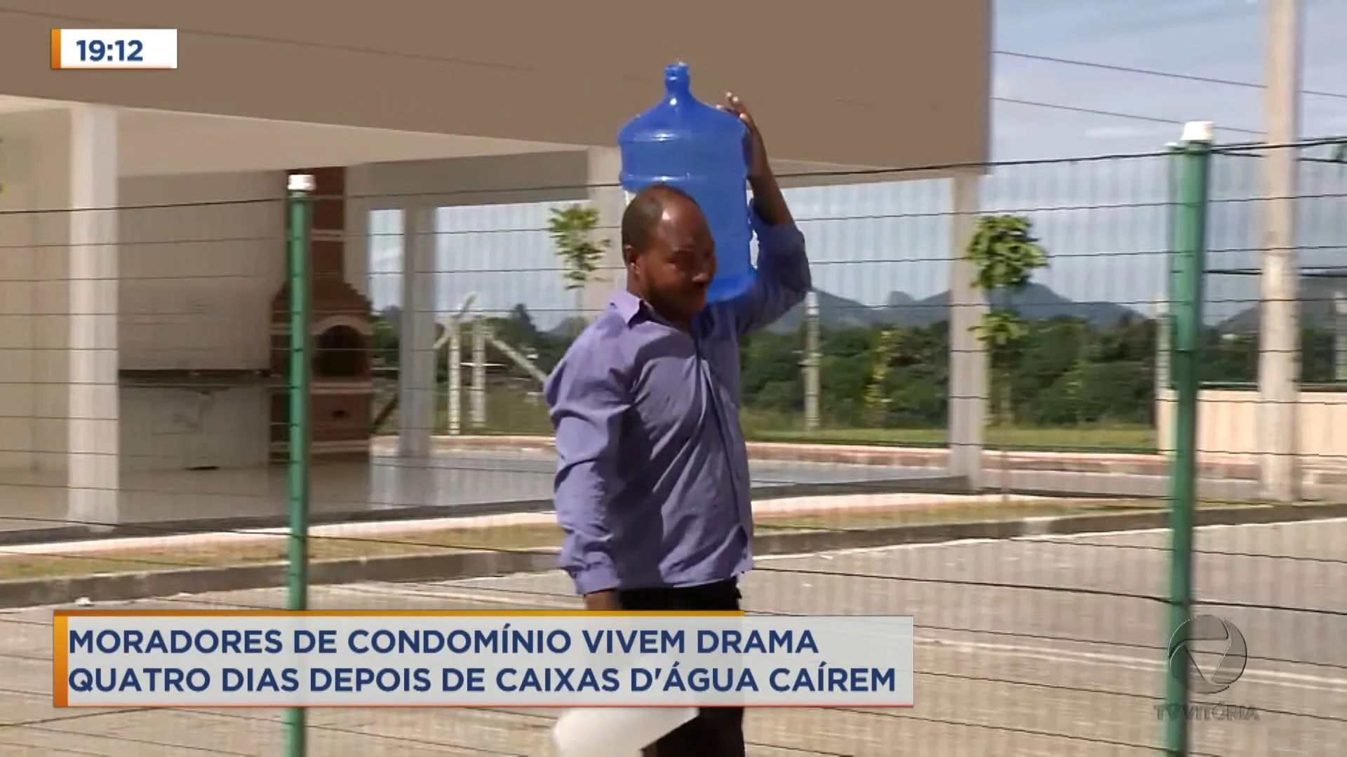 Moradores tem dificuldades para conseguir água potável quatro dias depois que caixas d'água desabaram em condomínio