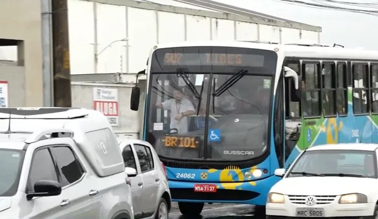 Dois adolescentes são rendidos pela população após tentaram assaltar mulheres em ônibus