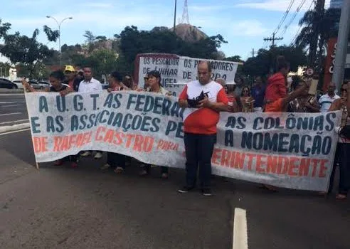 Pescadores realizam manifestação em Vitória na manhã desta segunda-feira