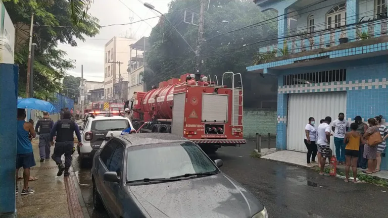 VÍDEO| Incêndio atinge prédio no bairro Andorinhas, em Vitória