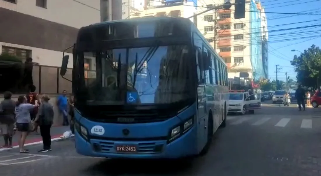 Homem furta ônibus, atropela pedestre e causa acidentes em Vila Velha