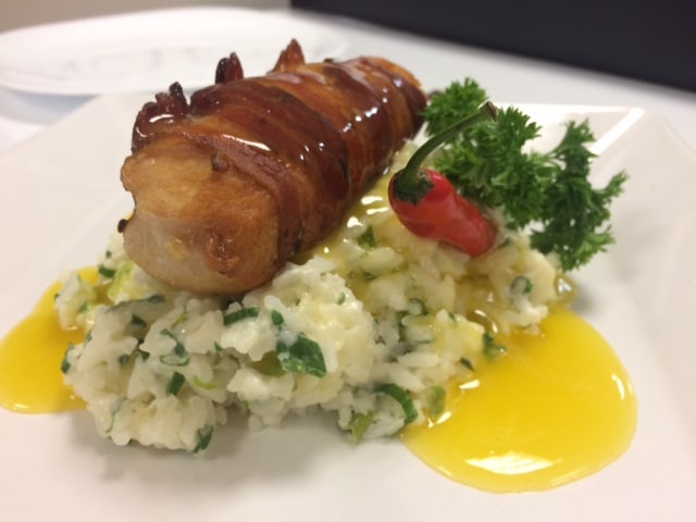 Arroz de queijo com frango enrolado no bacon e molho de laranja