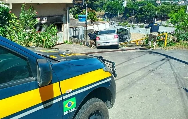 Carro usado durante assalto a veículo dos Correios é recuperado pela PRF