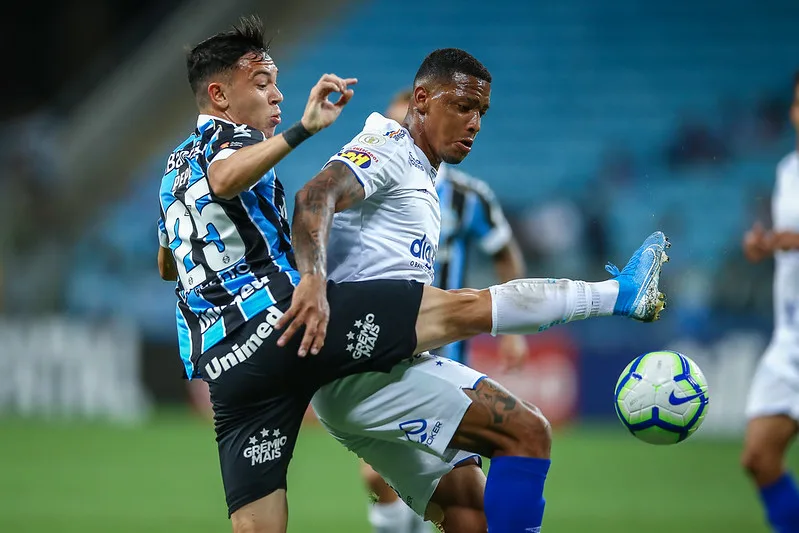 RS – FUTEBOL/CAMPEONATO BRASILEIRO 2019 /GREMIO X CRUZEIRO – ESPORTES – Lance da partida entre Gremio e Cruzeiro disputada na noite desta quinta-feira, na Arena do Gremio, em partida valida pela Campeonato Brasileiro 2019. FOTO: LUCAS UEBEL/GREMIO FBPA