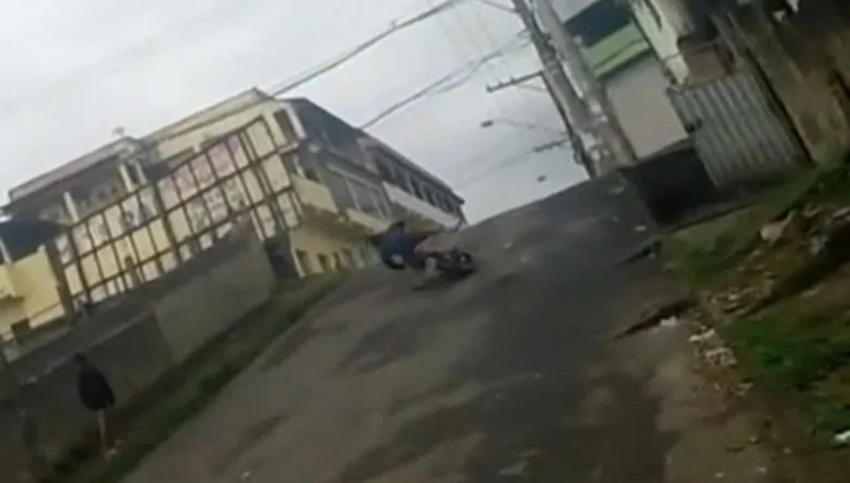 VÍDEO | Suspeito é detido pela polícia após tentar fugir e cair no chão