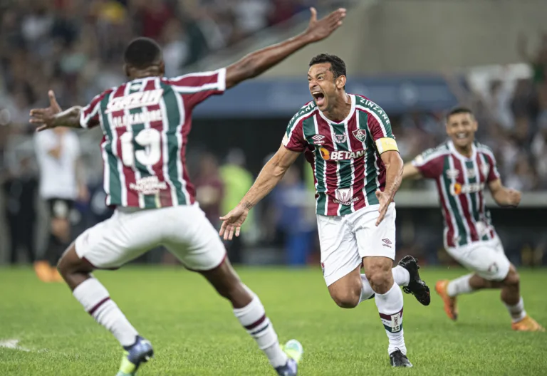 Fluminense goleia o Corinthians em noite histórica para Fred