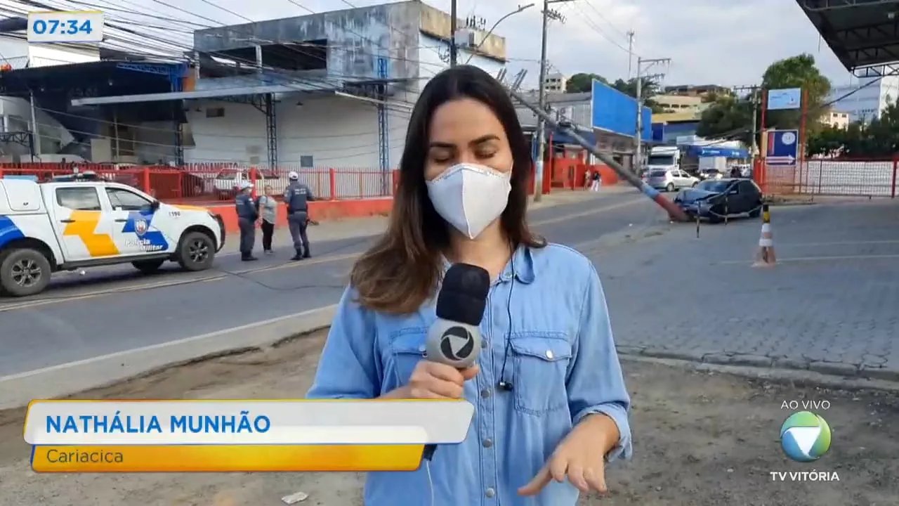 Poste fica pendurado após acidente com carro em Cariacica