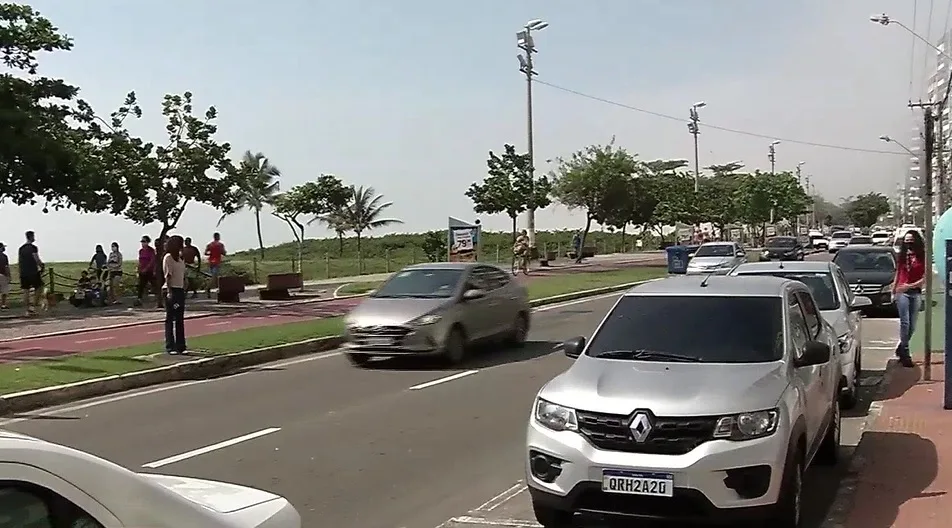 Empresário é rendido por criminoso na Praia da Costa e joga carro contra viatura para se salvar