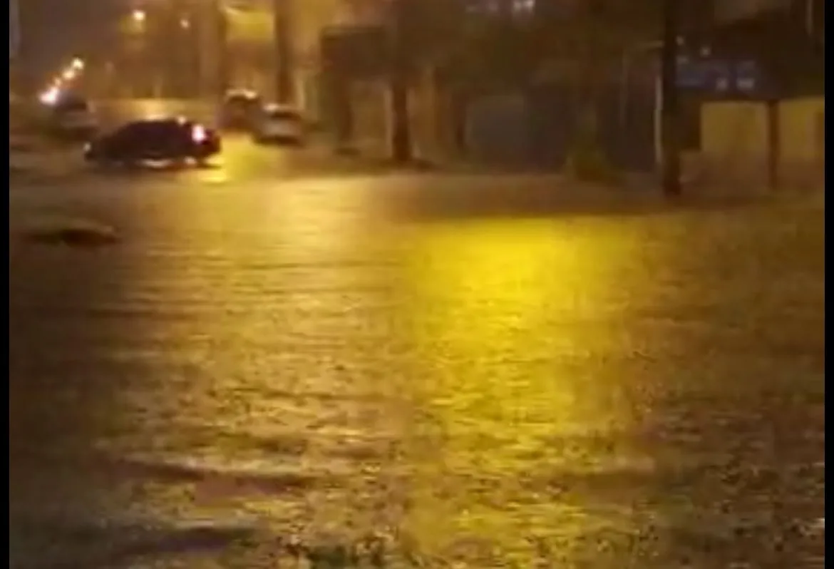 Forte chuva deixa ruas alagadas em bairro de São Mateus