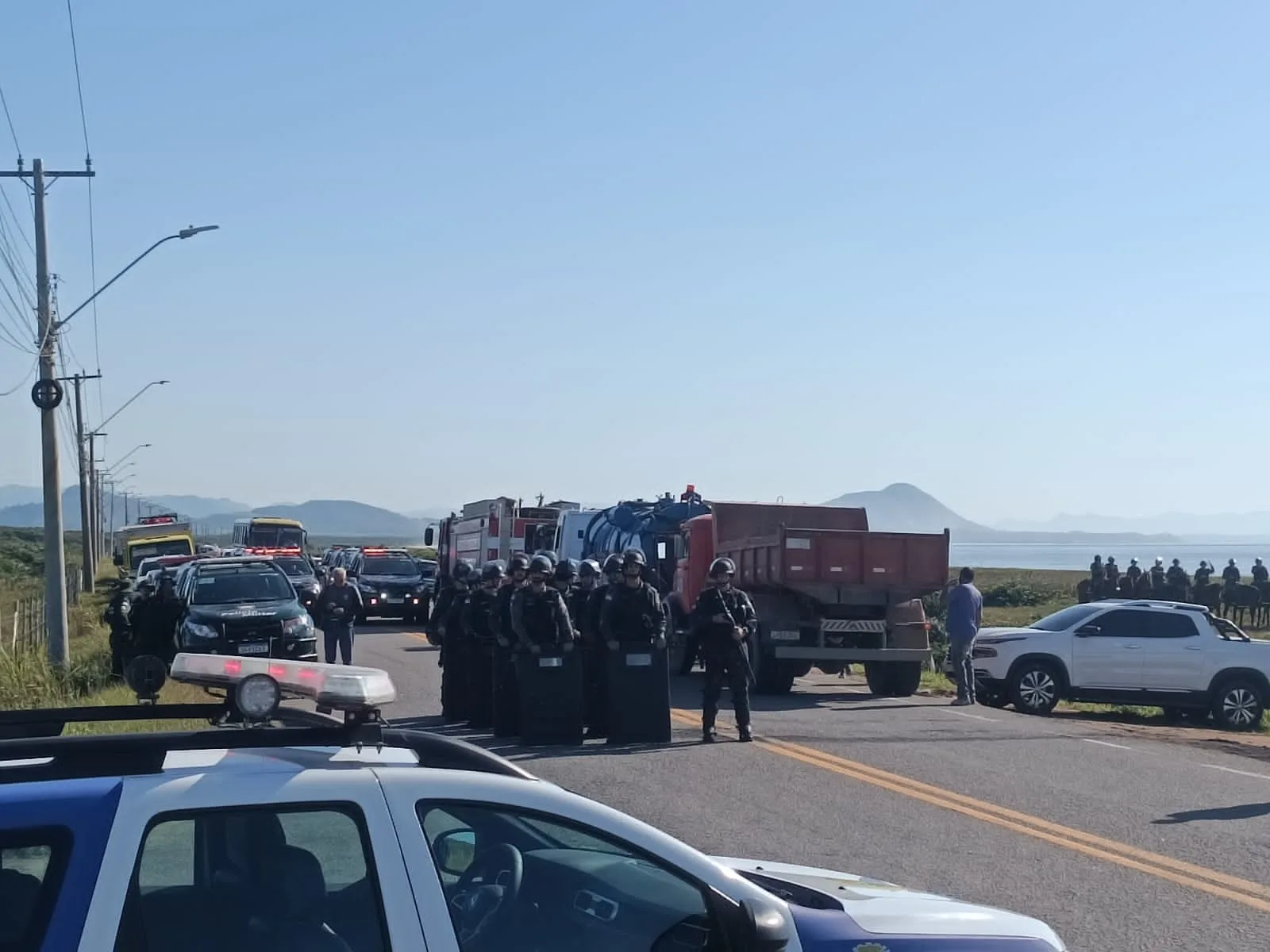 Rodovias são interditadas em ação de desocupação de terras em Itapemirim