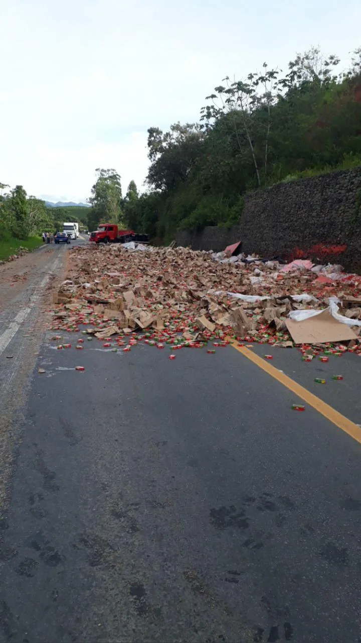 Carreta com latas de sardinhas tomba na BR 101 em Fundão