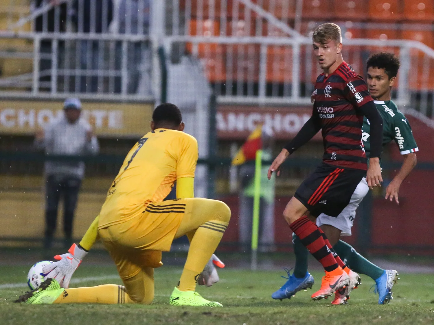 Partida entre Palmeiras e Flamengo, válida pelo Campeonato Brasileiro Sub-20, no estádio do Pacaembú, em São Paulo-SP. (Foto: Fabio Menotti)