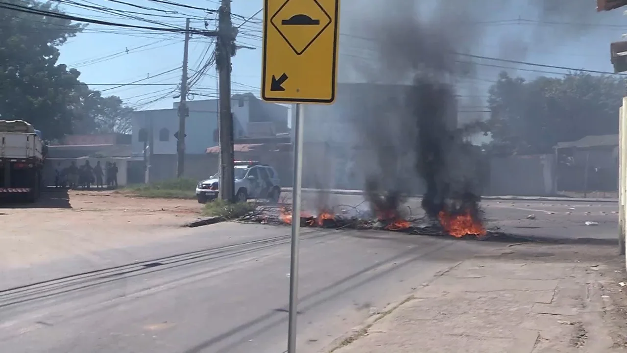 Moradores protestam e toque de recolher é decretado após morte de jovem na Serra