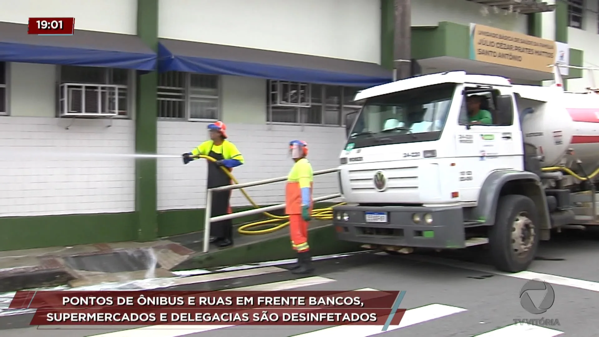 Pontos de ônibus e ruas em frente aos bancos, supermercados e delegacias são desinfetados