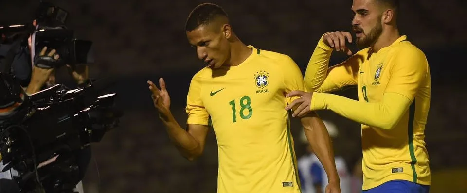 Na seleção, Richarlison diz que superou desconfiança e celebra elogios de Ronaldo