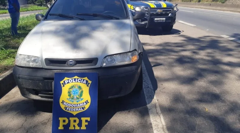 PRF apreende carro roubado em Cariacica