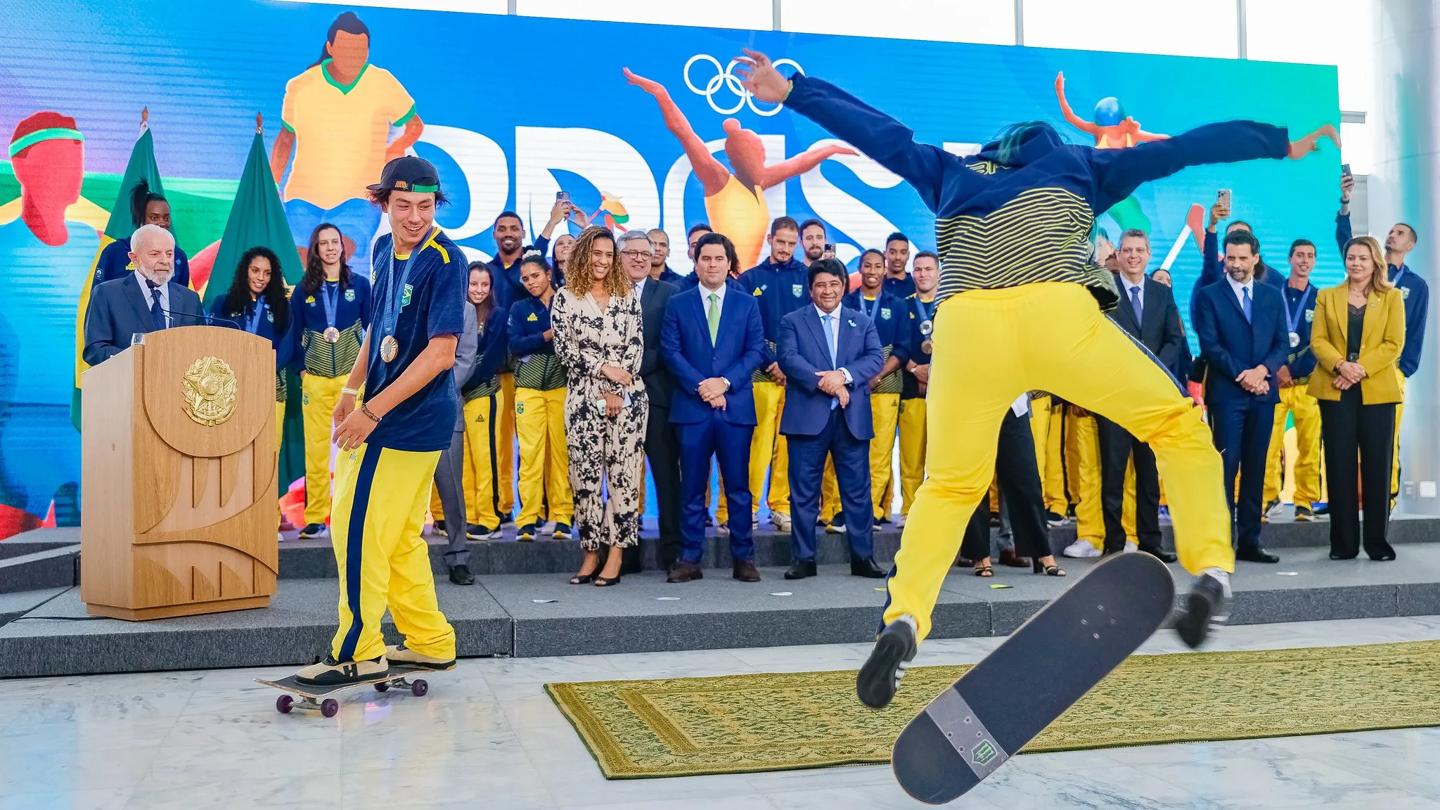 VÍDEO | Medalhista olímpico anda de skate no Palácio do Planalto