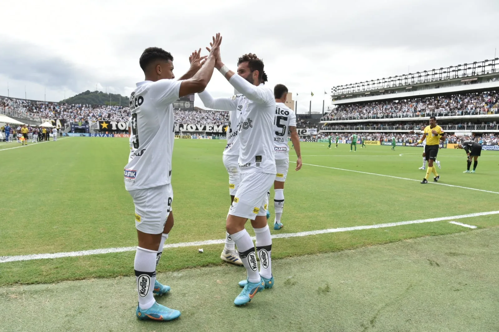 Santos inicia trilogia com o Coritiba com boa vitória em casa pelo Brasileirão